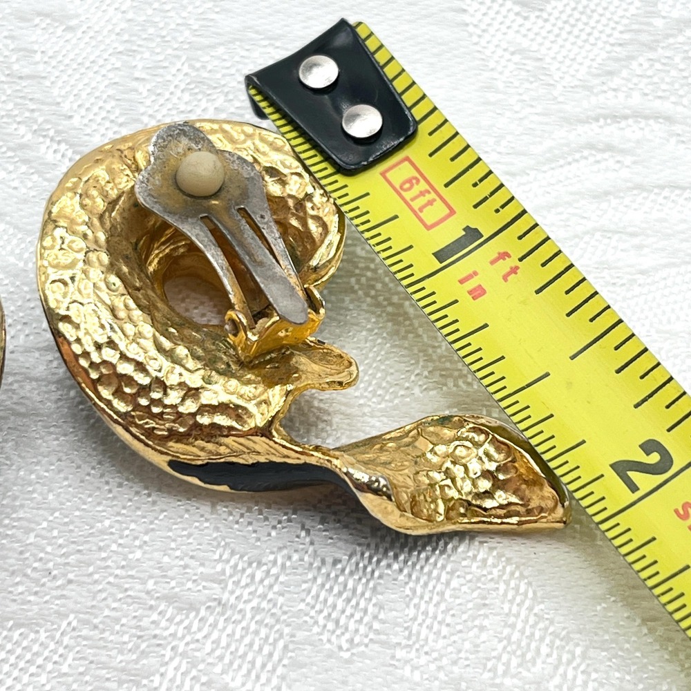 Vintage Chunky Heavy 80s Ribbon Black Enamel on Gold Tone Metal Clip-On Earrings - Picture 8 of 10